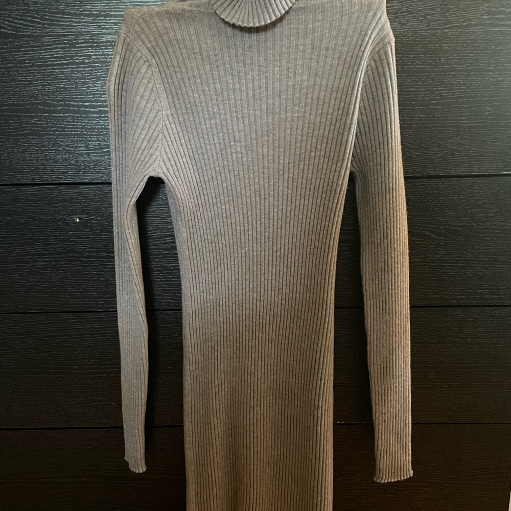 Elegant Gray Ribbed Knit Dress